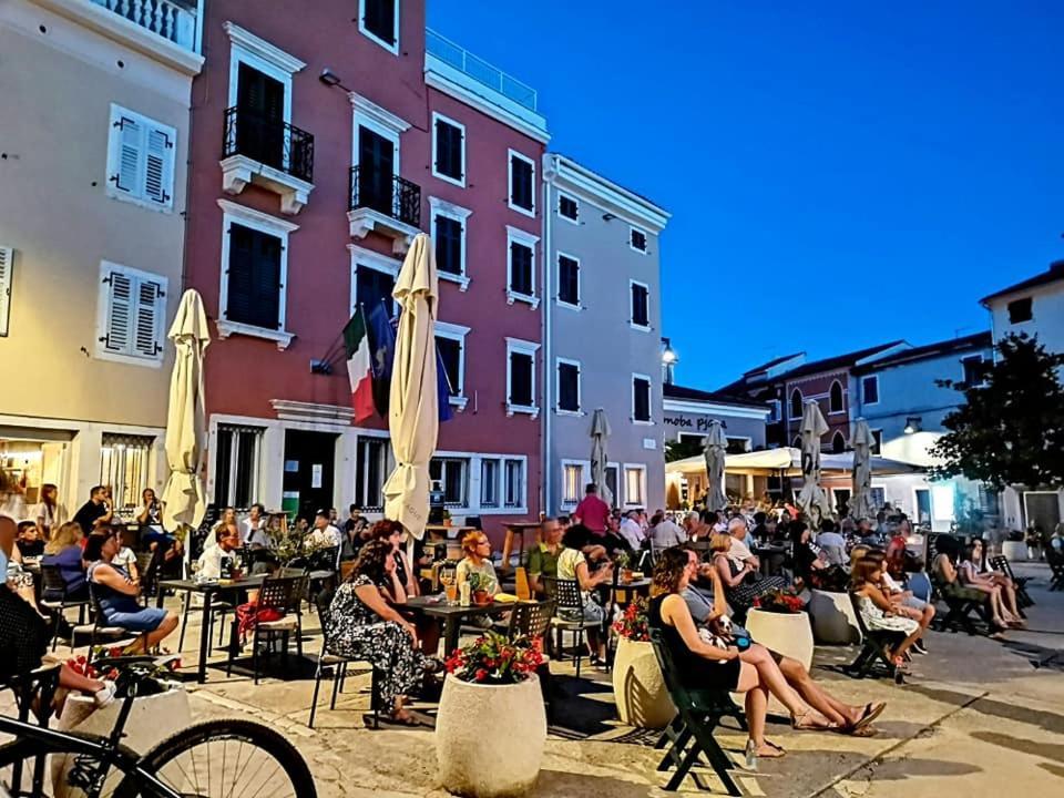 Degrassi Square Apartments (Adults Only) Vrsar Bagian luar foto