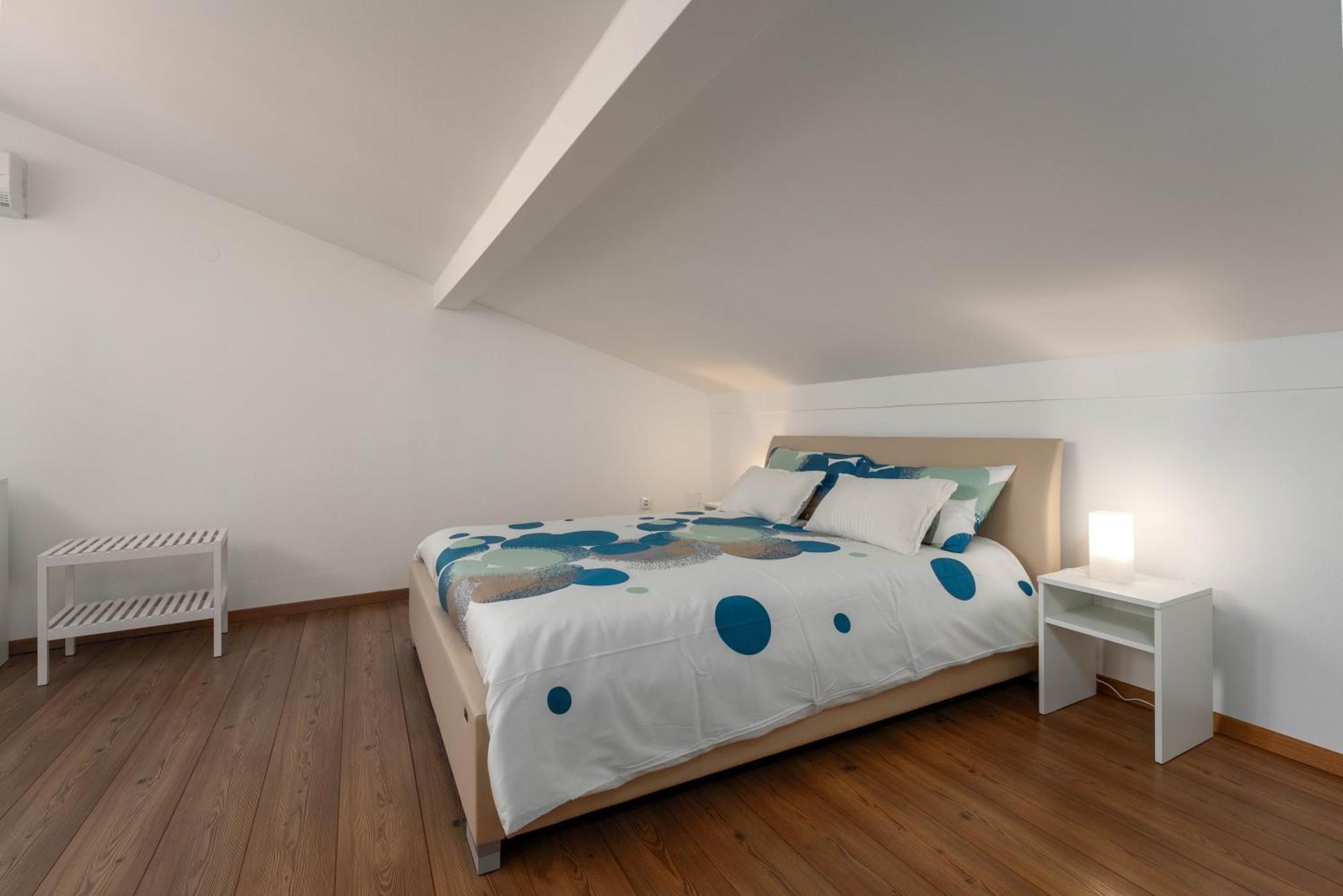 Degrassi Square Apartments (Adults Only) Vrsar Bagian luar foto