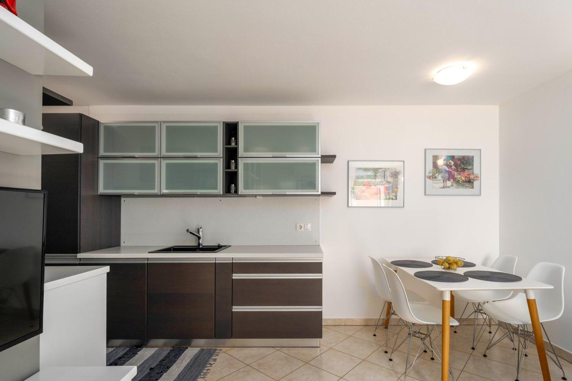 Degrassi Square Apartments (Adults Only) Vrsar Bagian luar foto