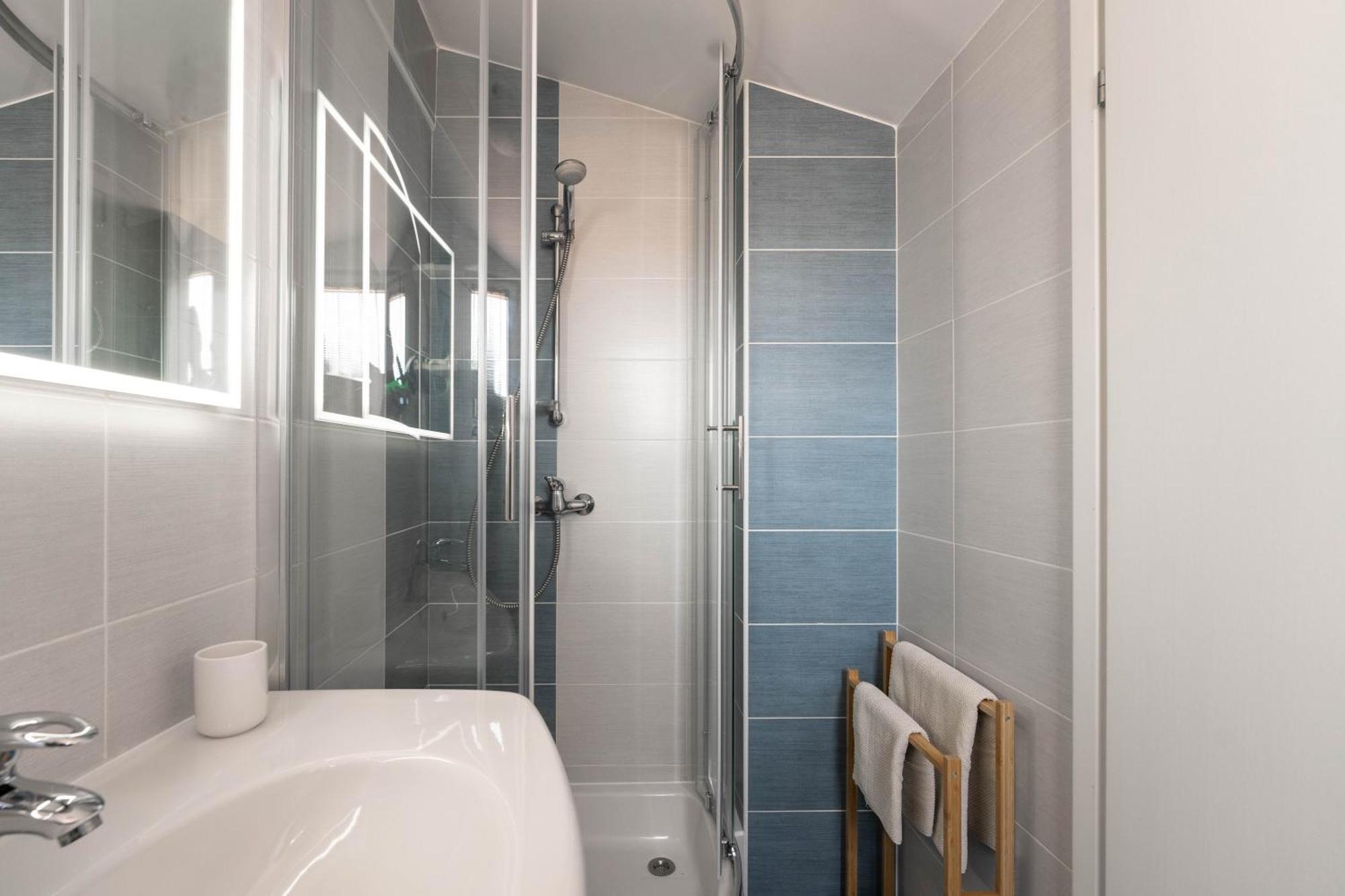 Degrassi Square Apartments (Adults Only) Vrsar Bagian luar foto