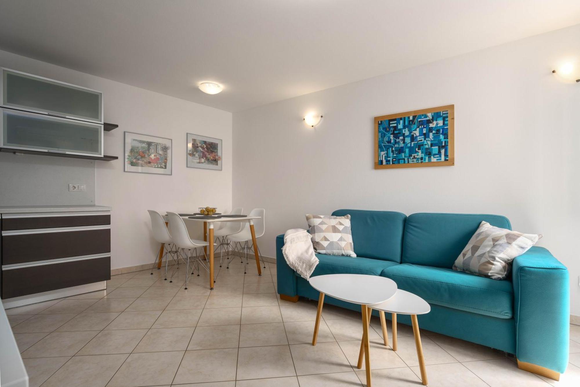 Degrassi Square Apartments (Adults Only) Vrsar Bagian luar foto
