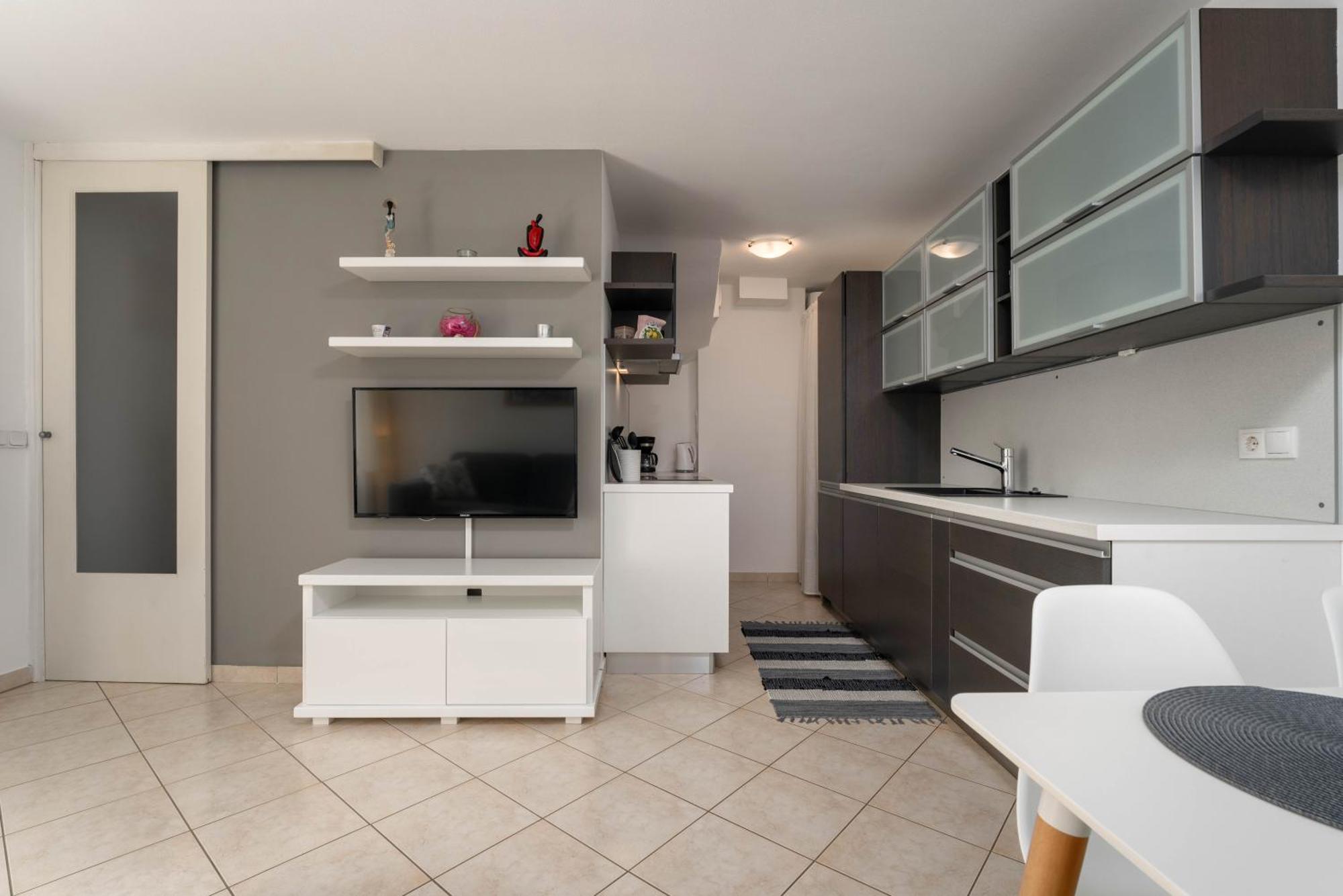 Degrassi Square Apartments (Adults Only) Vrsar Bagian luar foto