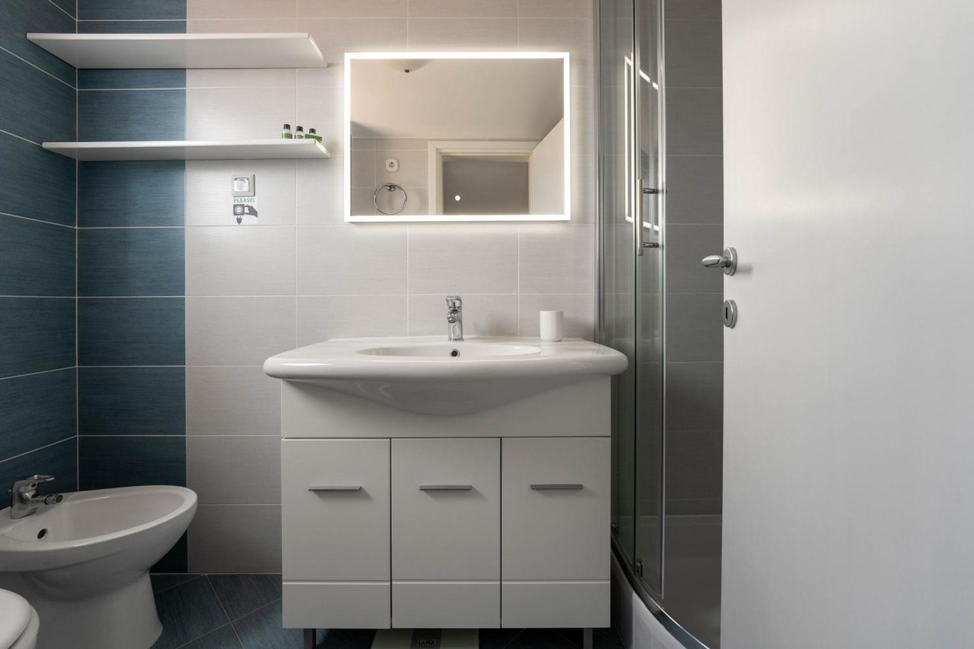 Degrassi Square Apartments (Adults Only) Vrsar Bagian luar foto
