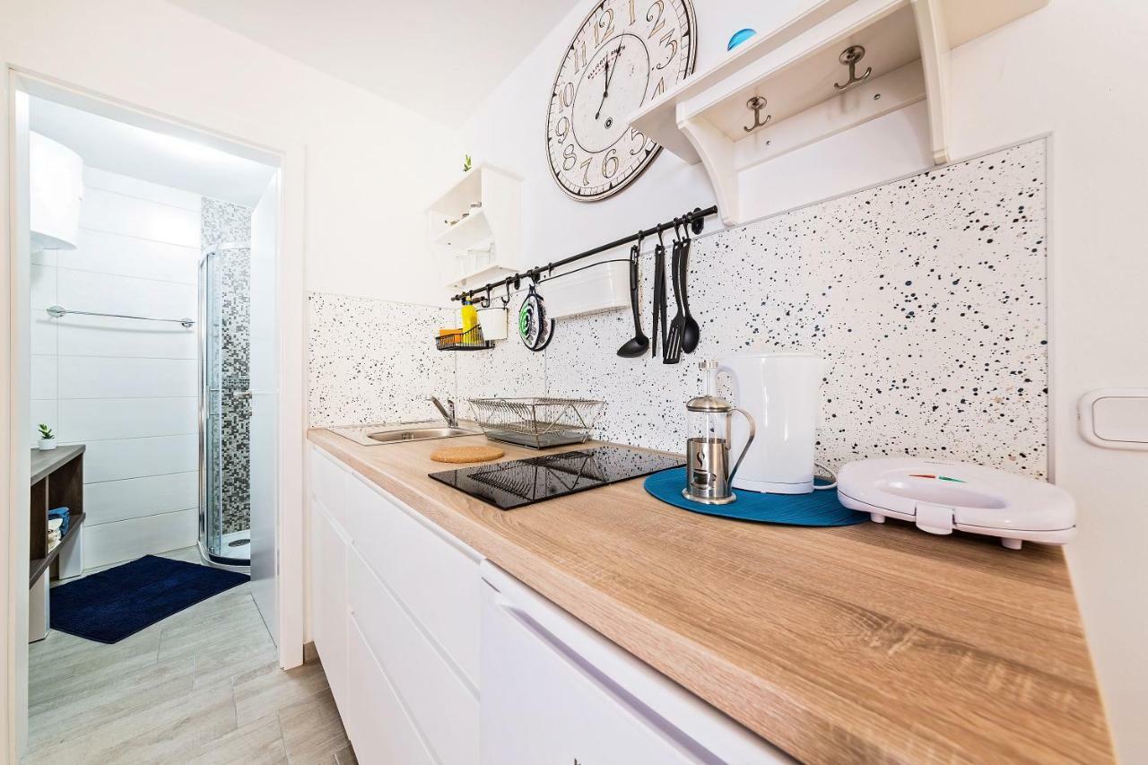 Degrassi Square Apartments (Adults Only) Vrsar Bagian luar foto