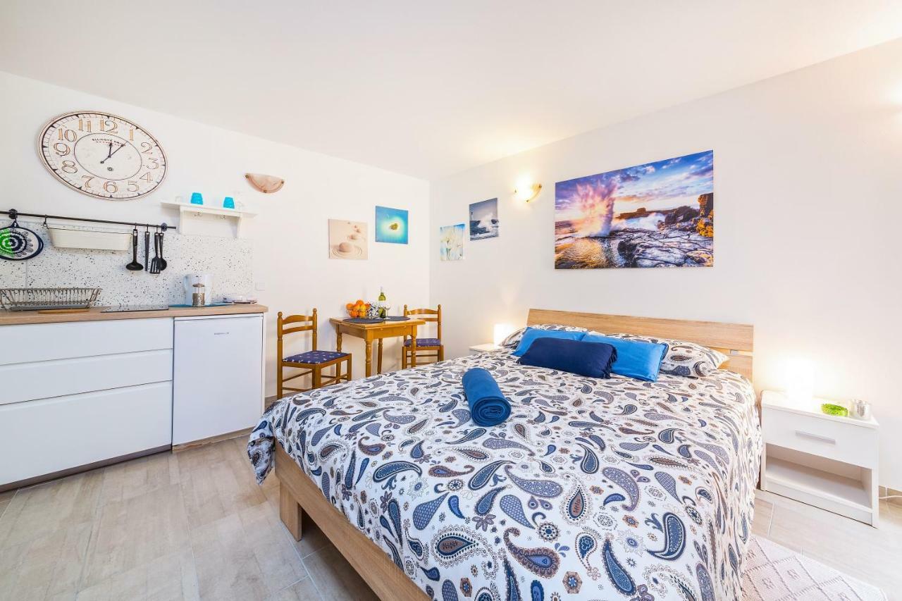 Degrassi Square Apartments (Adults Only) Vrsar Bagian luar foto