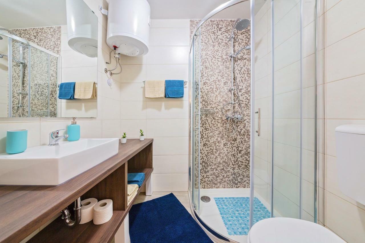 Degrassi Square Apartments (Adults Only) Vrsar Bagian luar foto