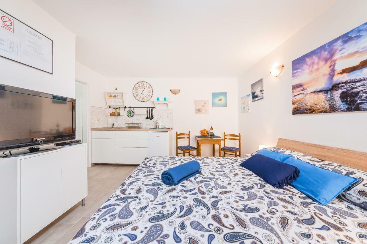 Degrassi Square Apartments (Adults Only) Vrsar Bagian luar foto