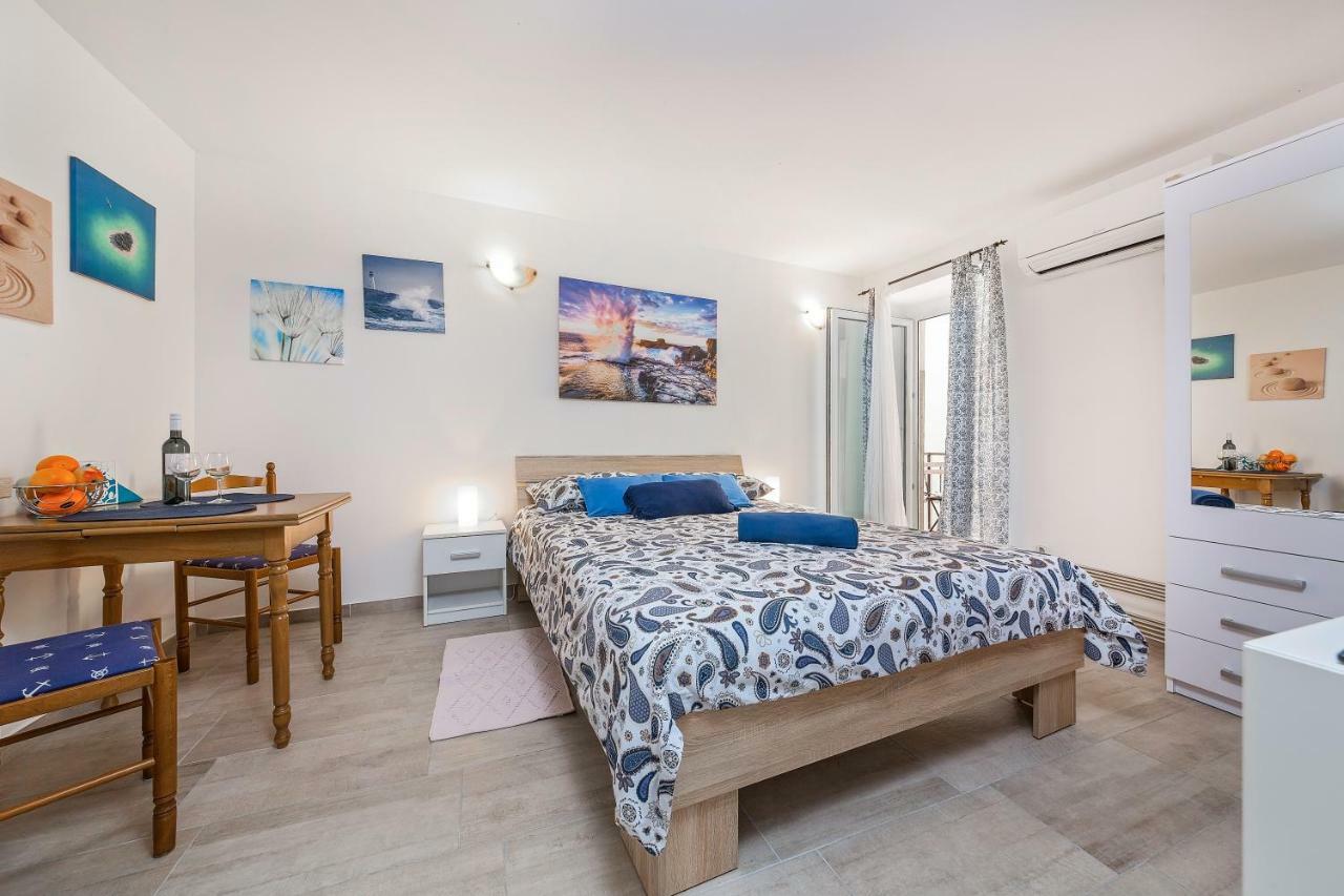 Degrassi Square Apartments (Adults Only) Vrsar Bagian luar foto